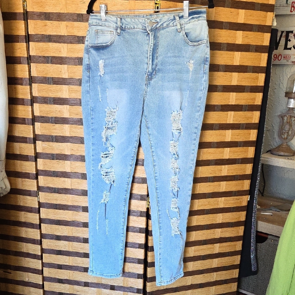 Destroyed Jean Capris Lightwash